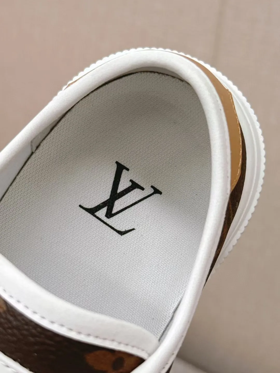 👟👟Ex-factory price 420👟👟 LV Louis Vuitton L Home Donkey Brand’s latest Lagoon series Thick-soled denim denim Embossed Presbyopia Thick-soled Casual sneakers Skateboard shoes Original purchase and development Production This Lagoon sneaker is made of Monogram denim, injecting a retro flavor into the classic design. The Louis Vuitton logo pops out from the leather trim, and the inscribed eyelets, trim and laces highlight the exquisite details. The rubber outsole embellished with Monogram flowers completes the whole. Exquisitely packaged at the delivery counter🛍📦 ▪️ Fabric: Original imported custom first-layer cowhide ▪️ Lining: Original imported cowhide lining ▪️ Sole: Original open-molded non-slip TPU material ▪️ Bottom thickness: 2.5CM ▪️ Size: Women's size 35-40 (41, 42 can be customized)